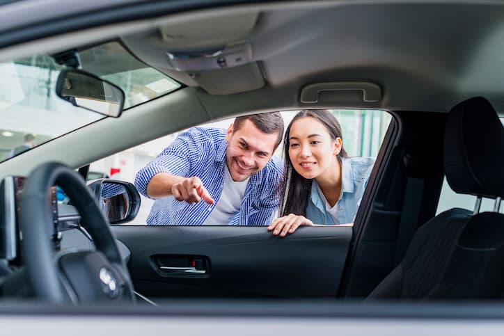 Casal observando o interior do carro que vão comprar com o consórcio de veículos | Imagem - Consórcio de Veículos