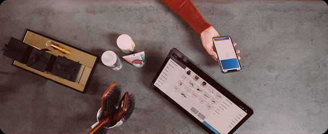 Duas pessoas com seus dispositivos participando de uma assembléia