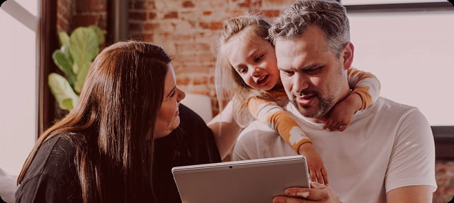 Família reunida definindo seus objetivos